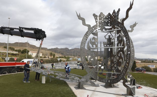 Un escudo de cinco metros de altura preside la entrada a Lorca por